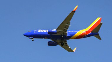 Alexandria, Virginia, ABD - 1 Mayıs 2024: Boeing 737 Max jet (ruhsat numarası N235WN), Güneybatı Havayolları tarafından açık mavi gökyüzüne karşı uçuşta kullanıldı..