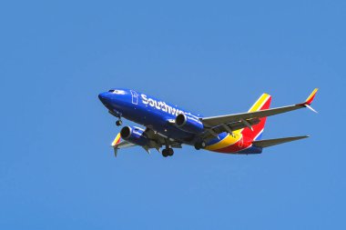 Alexandria, Virginia, ABD - 1 Mayıs 2024: Boeing 737 Max jet (ruhsat numarası N269WN), Güneybatı Havayolları tarafından açık mavi gökyüzüne karşı uçuşta işletilmektedir..