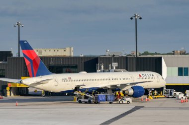 Baltimore, Maryland, ABD - 3 Mayıs 2024: Boeing 757 (ruhsat numarası N698DL) Baltimore Thurgood Marshall Havaalanı 'ndaki terminal binasında Delta Air Lines tarafından işletilmektedir.
