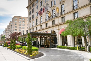 Washington DC, ABD - 1 Mayıs 2024: Washington DC 'deki lüks St. Regis otelinin dış görünümü.