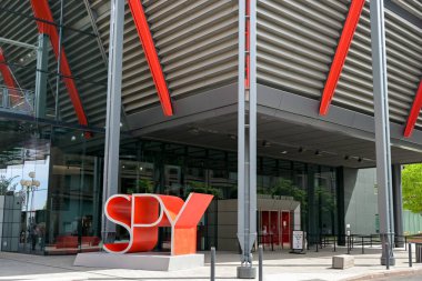 Washington DC, ABD - 1 Mayıs 2024: Washington DC 'deki L' infant Plaza 'daki Casus Müzesi' nin dış görünümü.