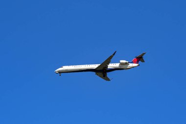 Alexandria, Virginia, ABD - 1 Mayıs 2024: Bombardıman uçağı CRJ 900 jet (ruhsat N910XJ), Washington DC 'deki Ronald Reagan Ulusal Havaalanına yaklaşan Delta Bağlantısı tarafından kullanıldı.
