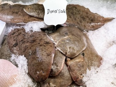 Pazardaki balıkçı tezgahında buzda taze Dover Sole balığı.