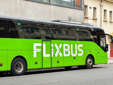 Cardiff, Wales - 24 Temmuz 2024: Flixbus tarafından işletilen ekspres koç Cardiff şehir merkezinde bir sokağa park etti