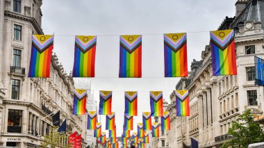 Londra, İngiltere, İngiltere - 27 Haziran 2023: Londra şehir merkezindeki Regent Caddesi üzerinde asılı eşcinsel gurur bayrakları