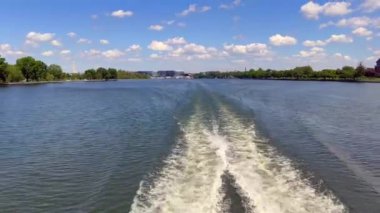 Washington DC şehriyle Potomac Nehri 'nde hızlı bir tekneden uyanmak mesafedir. İnsan yok. Seyahat kavramı. 