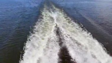 Nehirde çift motorlu hızlı bir tekneden uyan. İnsan yok. Seyahat ve hız kavramları.