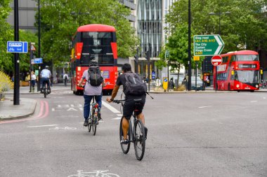 Londra, İngiltere, İngiltere - 27 Haziran 2023: İnsanlar Londra şehir merkezinde çalışmak için bisiklet sürüyor