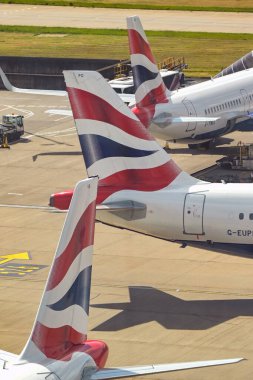 Londra, İngiltere, İngiltere - 4 Mayıs 2024: British Airways tarafından Londra Heathrow havaalanında işletilen yolcu uçaklarının kuyruk yüzgeçleri.