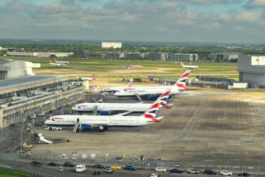 Londra, İngiltere, İngiltere - 4 Mayıs 2024: Londra Heathrow havaalanındaki British Airways bakım alanının havadan görüntüsü.