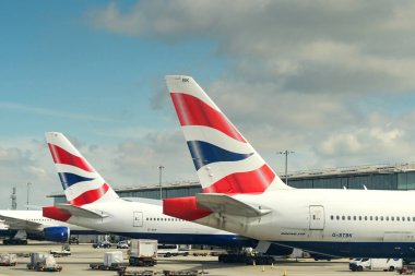 Londra, İngiltere, İngiltere - 29 Nisan 2024: Londra Heathrow havaalanında British Aiirways tarafından işletilen Boeing 777 yolcu uçağının kuyruk yüzgeçleri.