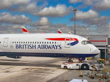 Londra, İngiltere, İngiltere - 4 Mayıs 2024: Airbus A350 (ruhsat G-XWBL), British Aiirways tarafından Londra Heathrow havaalanı 5 terminalinde işletilmektedir..