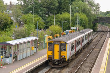 Pontyclun, Galler, İngiltere. 31 Temmuz 2024 150. sınıf Sprinter dizel banliyö treni Galler 'in güneyindeki Pontyclun köyündeki tren istasyonundan kalkıyor.