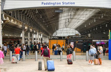 Londra, İngiltere, İngiltere - 28 Haziran 2023: Londra Paddington tren istasyonuna giren demiryolu yolcuları