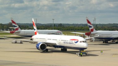 Londra, İngiltere, İngiltere - 29 Nisan 2024: Boeing 787 Dreamliner (ruhsat G-ZBLB) British Aiirways tarafından işletiliyor Londra Heathrow havaalanından kalkışa hazırlanıyor.