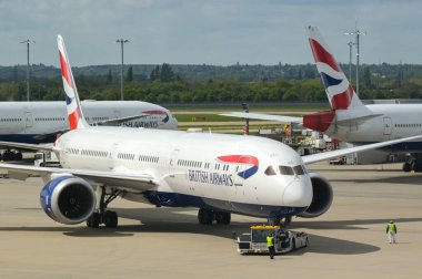 Londra, İngiltere, İngiltere - 29 Nisan 2024: Boeing 787 Dreamliner (ruhsat G-ZBLB) British Aiirways tarafından işletiliyor Londra Heathrow havaalanından kalkışa hazırlanıyor.