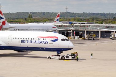 Londra, İngiltere, İngiltere - 29 Nisan 2024: Boeing 787 Dreamliner (ruhsat G-ZBLB) British Aiirways tarafından işletiliyor Londra Heathrow havaalanından kalkışa hazırlanıyor.