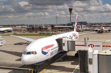 Londra, İngiltere, İngiltere - 4 Mayıs 2024: Londra Heathrow havaalanında British Aiirways tarafından işletilen bir Boeing 777 'nin (ruhsat G-YMMML) ön görüntüsü.