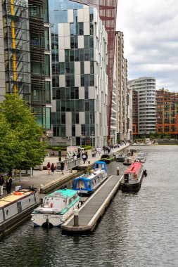 Londra, İngiltere, İngiltere - 27 Haziran 2024: Londra 'nın merkezindeki Paddington' da Büyük Birlik Kanalı 'nda mavnalar.