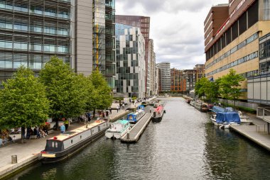 Londra, İngiltere, İngiltere - 27 Haziran 2024: Londra 'nın merkezindeki Paddington' da Gand Union Kanalı 'nda mavnalar.