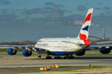 Londra, İngiltere, Uk - 11 Ocak 2024: British Airways Airbus A380 (ruhsat G-XLEL), Londra Heathrow Havaalanı 'na vardıktan sonra terminale iniyor.