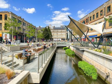 Cardiff, Wales UK - 16 Ağustos 2024: Cardiff şehir merkezindeki kanal manzarası