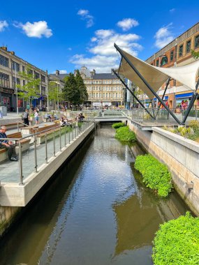 Cardiff, Wales UK - 16 Ağustos 2024: Cardiff şehir merkezindeki kanal manzarası