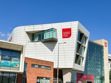 Cardiff, Wales UK - 16 Ağustos 2024: Cardiff şehir merkezi yakınlarındaki Güney Galler Üniversitesi kampüs binasının dış görünümü