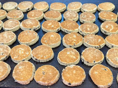 Geleneksel Galler kekleri ızgarada pişiyor. Kimse yok..