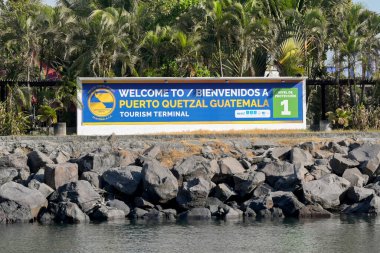 Puerto Quetzal, Guatemala - 19 Ocak 2024: İlçenin ana limanındaki gemi terminaline hoş geldiniz tabelası.