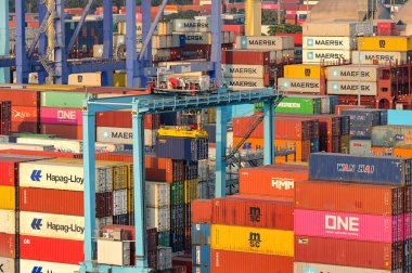 Puerto Quetzal, Guatemala - 19 Ocak 2024: Ülkenin ana deniz limanındaki konteyner terminalinde vinç ve nakliye konteynerleri.