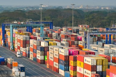 Puerto Quetzal, Guatemala - 19 Ocak 2024: Ülkenin ana deniz limanındaki konteyner terminalinde vinç ve nakliye konteynerleri.