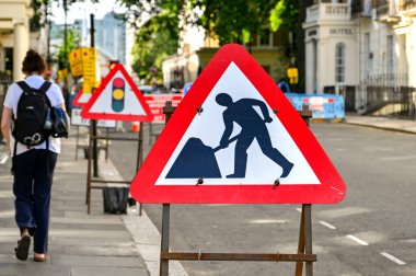 Londra, İngiltere, İngiltere - 21 Haziran 2022: Londra 'da bir şehir caddesinde yol çalışması tabelası ve trafik ışıkları için tabela