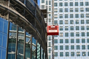 Londra, İngiltere, İngiltere - 21 Haziran 2022: Londra şehir merkezindeki yeni bir ofis binasında çalışan inşaat işçileri için asansör