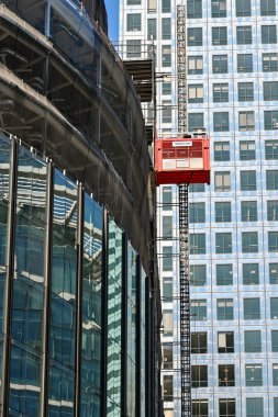 Londra, İngiltere, İngiltere - 21 Haziran 2022: Londra şehir merkezindeki yeni bir ofis binasında çalışan inşaat işçileri için asansör