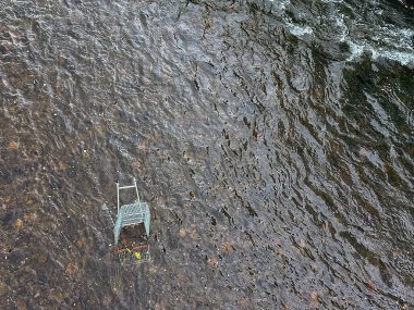 Süpermarket alışveriş arabası nehre atıldı. Kimse yok..