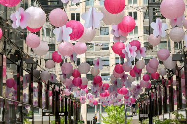 Washington DC, Columbia Bölgesi, ABD - 3 Mayıs 2024: Merkezi Washington 'da pembe ve beyaz balonlarla süslenmiş alışveriş merkezi.