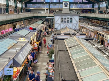 Cardiff, Wales UK - 16 Ağustos 2024: Cardiff şehir merkezindeki kapalı pazardaki insanlar