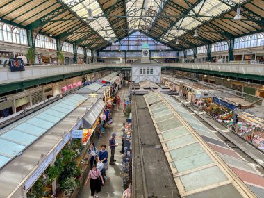 Cardiff, Wales UK - 16 Ağustos 2024: Cardiff şehir merkezindeki kapalı pazar yerindeki insanlara bakın