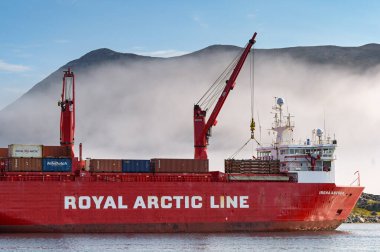 Nanortalik, Grönland - 27 Ağustos 2024: Kargo tedarik gemisi Irena Arctica kentin limanına demir attı. Gemi Kuzey Kutbu hattı tarafından işletiliyor..