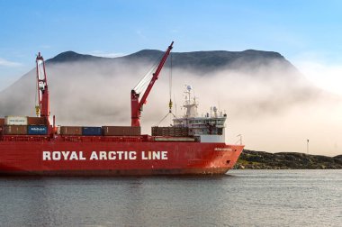 Nanortalik, Grönland - 27 Ağustos 2024: Kargo tedarik gemisi Irena Arctica kentin limanına demir attı. Gemi Kuzey Kutbu hattı tarafından işletiliyor..