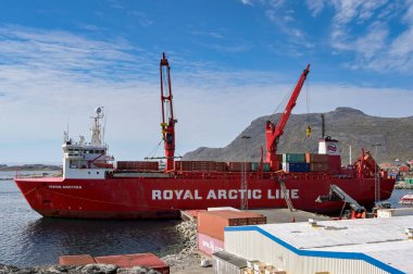 Nanortalik, Grönland - 27 Ağustos 2024: Kargo tedarik gemisi Irena Arcica kentin limanına demir attı. Gemi Kraliyet Arcic Hattı tarafından işletiliyor..