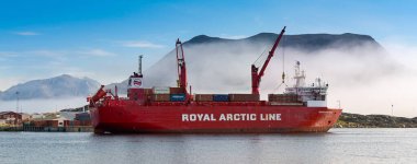 Nanortalik, Grönland - 27 Ağustos 2024: Kargo tedarik gemisi Irena Arctica kentin limanına demir attı. Gemi Kuzey Kutbu hattı tarafından işletiliyor..