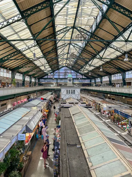 Cardiff, Wales UK - 16 Ağustos 2024: Cardiff şehir merkezindeki kapalı pazardaki insanların geniş açı görüntüsü