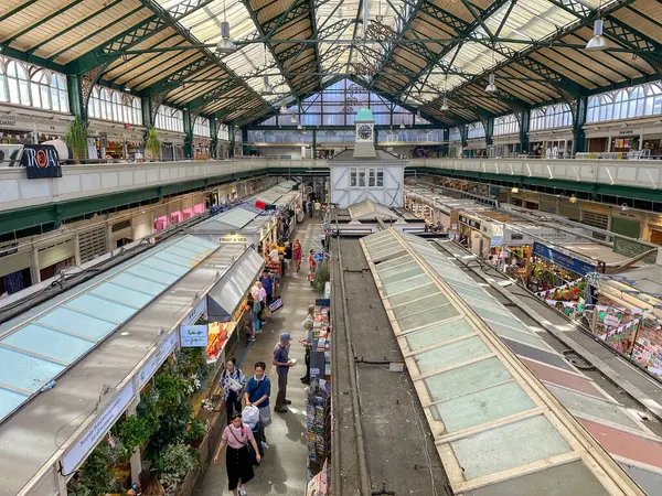Cardiff, Wales UK - 16 Ağustos 2024: Cardiff şehir merkezindeki kapalı pazar yerindeki insanlara bakın