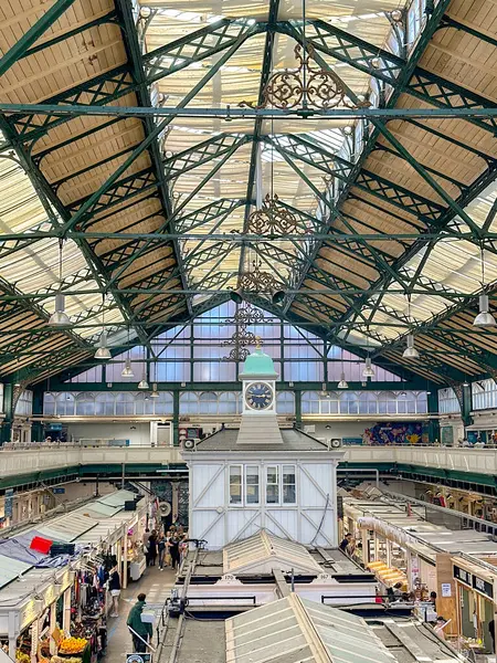 Cardiff, Wales UK - 16 Ağustos 2024: Cardiff şehir merkezindeki kapalı pazardaki insanların geniş açı görüntüsü