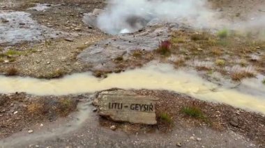 İzlanda 'daki Geysir Jeotermal Bölgesi' nde Küçük GeyBey 'in kaynayan ve kaynayan kaplıcası.