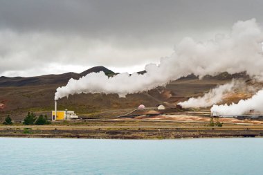Hver, İzlanda - 24 Ağustos 2024: İzlanda 'da Hver yakınlarında bir jeotermal enerji santralinin bacalarından buhar yükseliyor