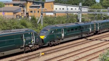 Cardiff, Galler 16 Ağustos 2024: Büyük Batı treni Cardiff Central tren istasyonundan ayrıldıktan sonra hızlandı