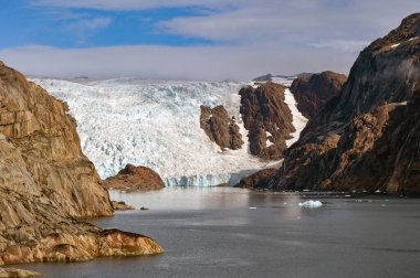 Grönland 'daki Prens Christian Sound' da fiyordun kıyısındaki bir buzulun manzarası.